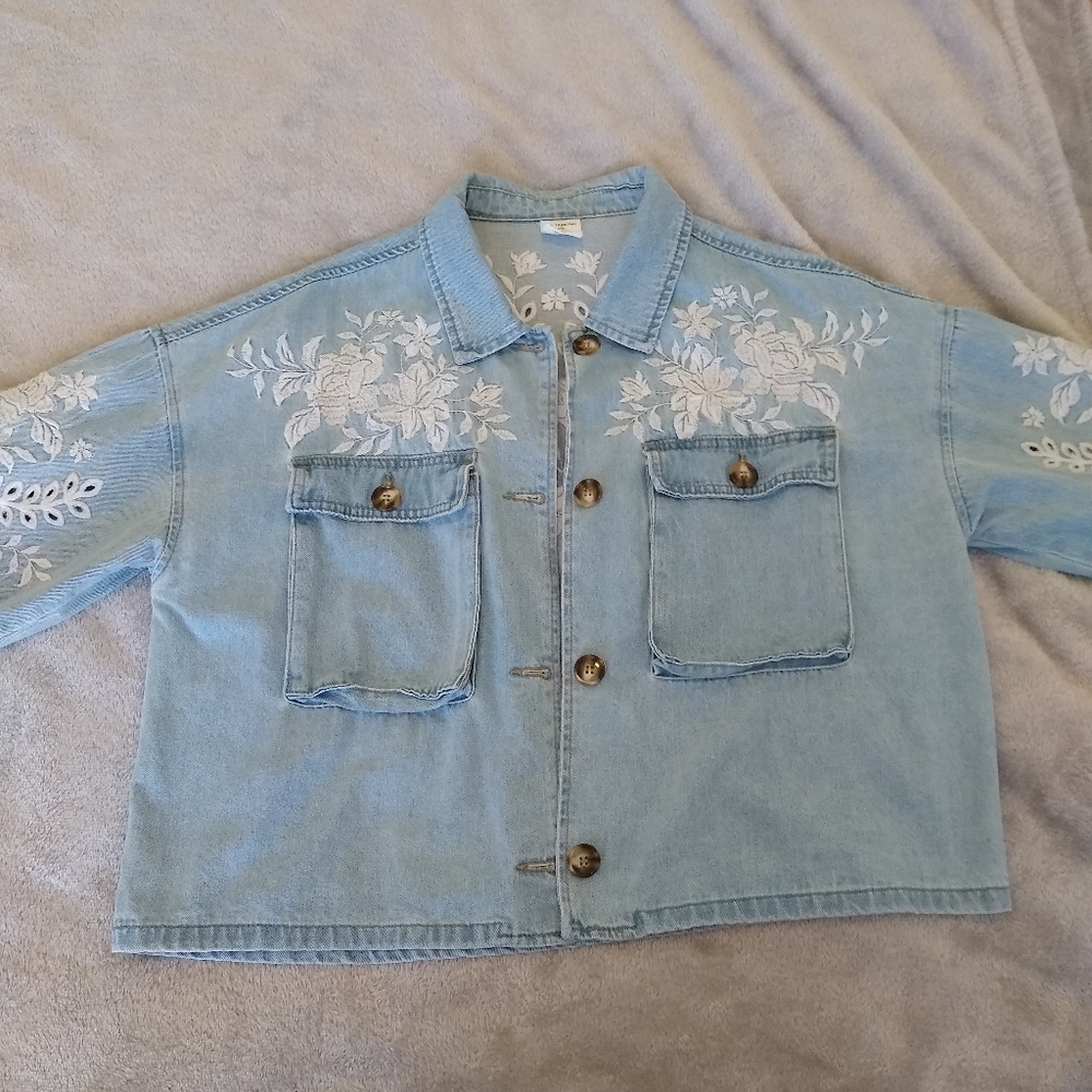 Embroidered/eyelet rose cropped denim jacket